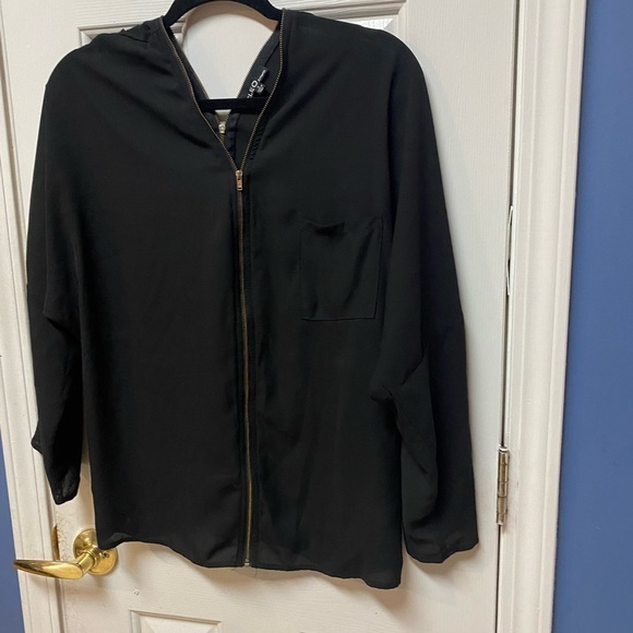 Cleo Apparel Womens size S Small Black Long Rolled Tab Sleeve Top Shirt Blouse - Picture 3 of 12